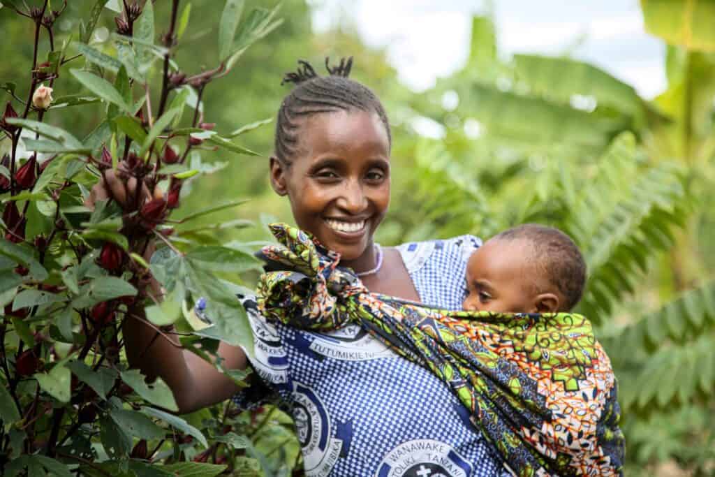 Farmer Carolina with her baby - Trees for the Future